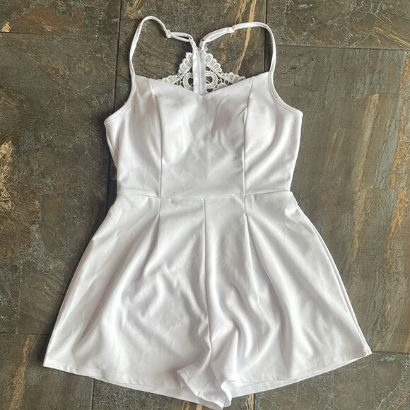 NWT Francesca’s white romper Size M Romper has crochet back & adjustable straps. - Picture 3 of 15
